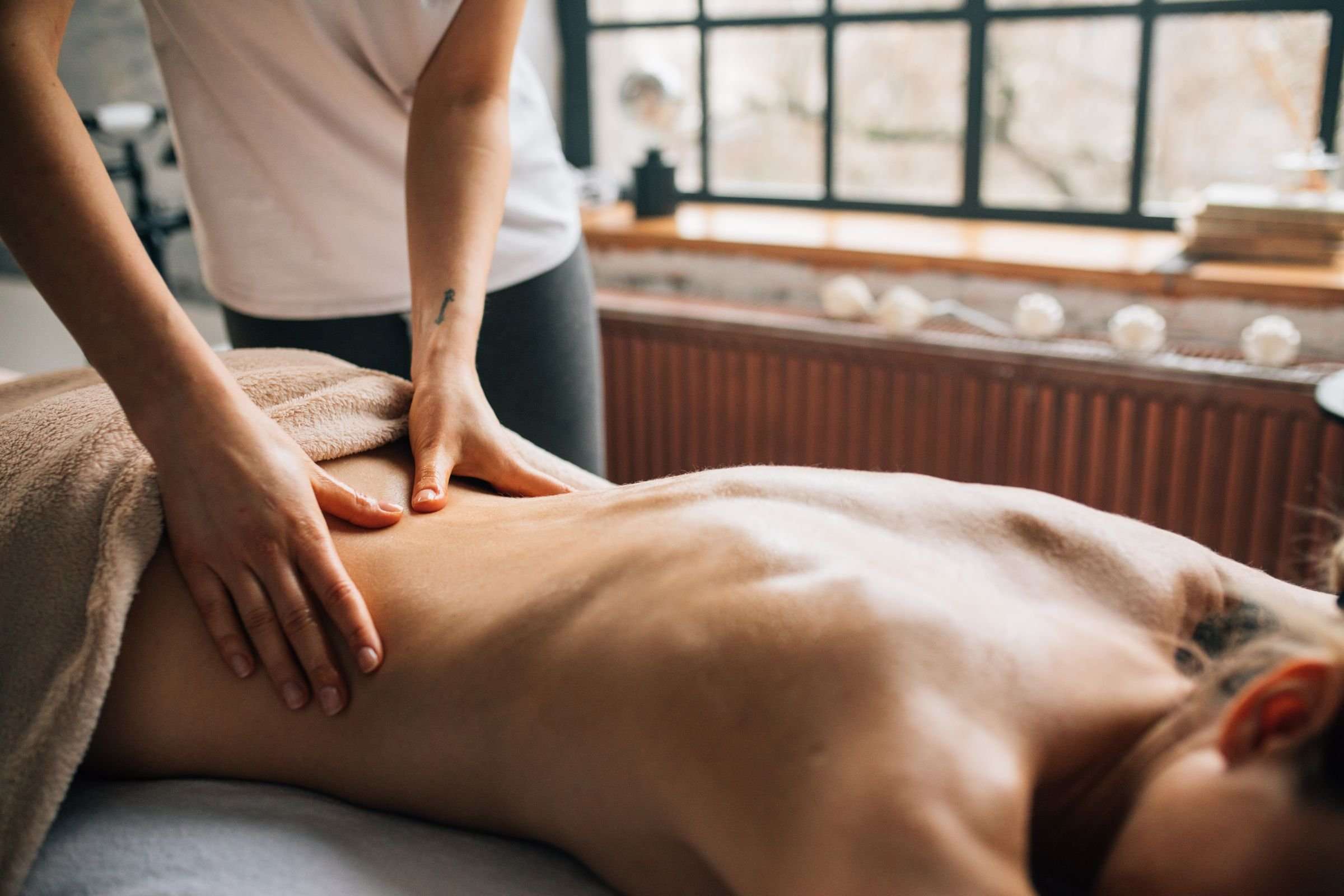 Hoofdmassage in gedimd, warm licht